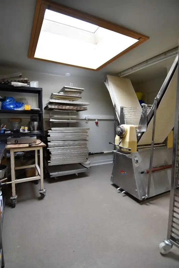 Succesvolle bakkerij mét bovenliggende woonst te koop in Heule foto 11