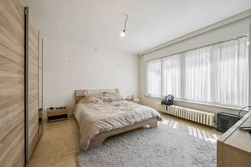 Hooglede- Opbrengsteigendom van 3 verhuurde sterk gebouwde woningen met 3 slaapkamers in het centrum van Hooglede gelgen. Deels al vernieuwd. Potentieel met tuinen en parking. foto 22