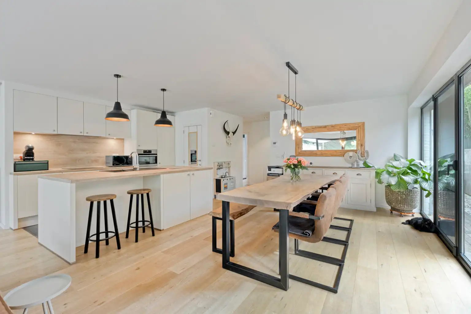 Instapklaar 2-slaapkamerappartement met tuin en garage foto 19