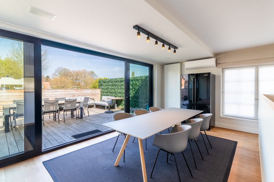 Unieke duplex met hoogwaardige afwerking in het dorpscentrum foto {{pictureIndex}}