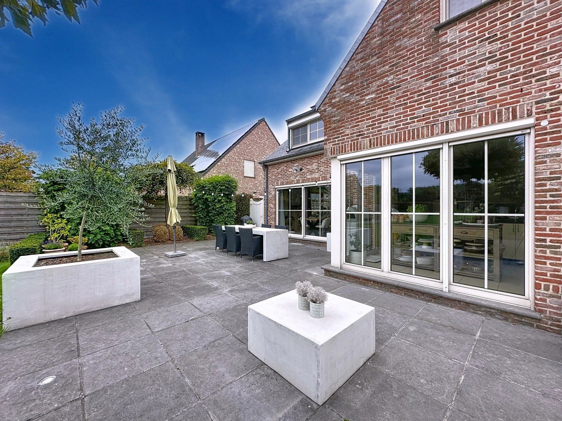 Prachtige landelijke gelegen vrijstaande woning uit 2001, gelegen op een perceel van 16a 43ca. Deze woning biedt comfort, ruimte en privacy met hoogwaardige afwerking en moderne gemakken. foto 49