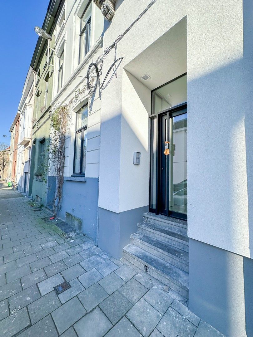 Totaal gerenoveerd, lichtrijk en ruim duplex appartement foto 9
