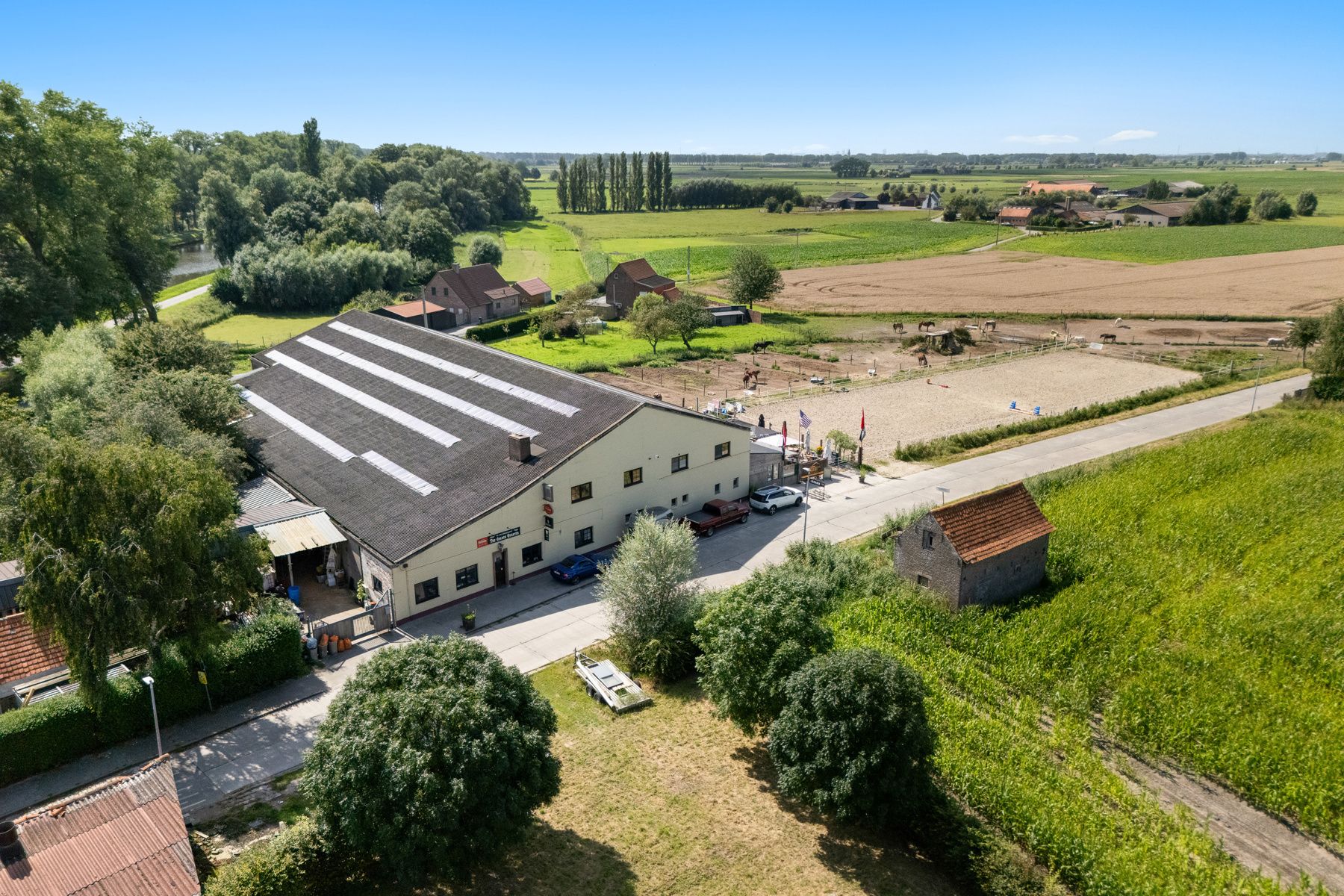 Charmante paardenmanège met woonruimte en gezellig café in Varsenare foto 3