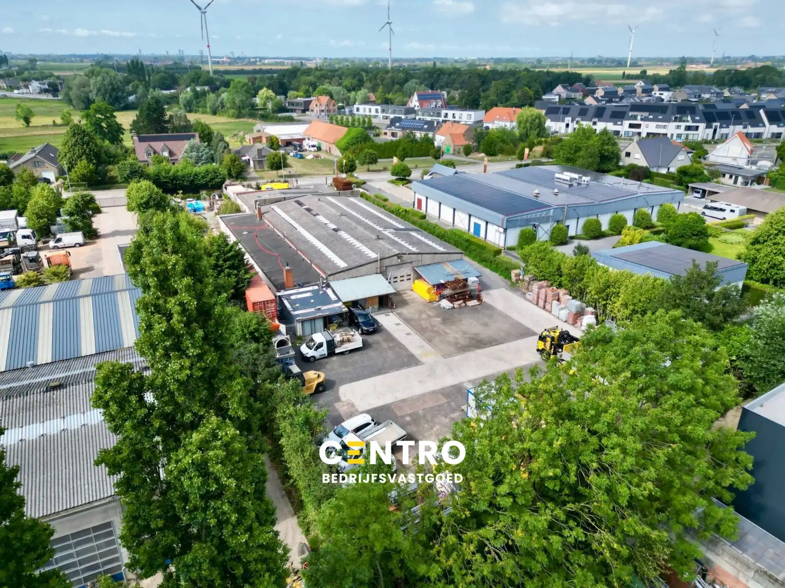 AAA-locatie: Instapklaar MAGAZIJN (800m2) met BURELEN en WONING (4 slpkms). Op 500m van afrit Gistel (E40)! foto {{pictureIndex}}