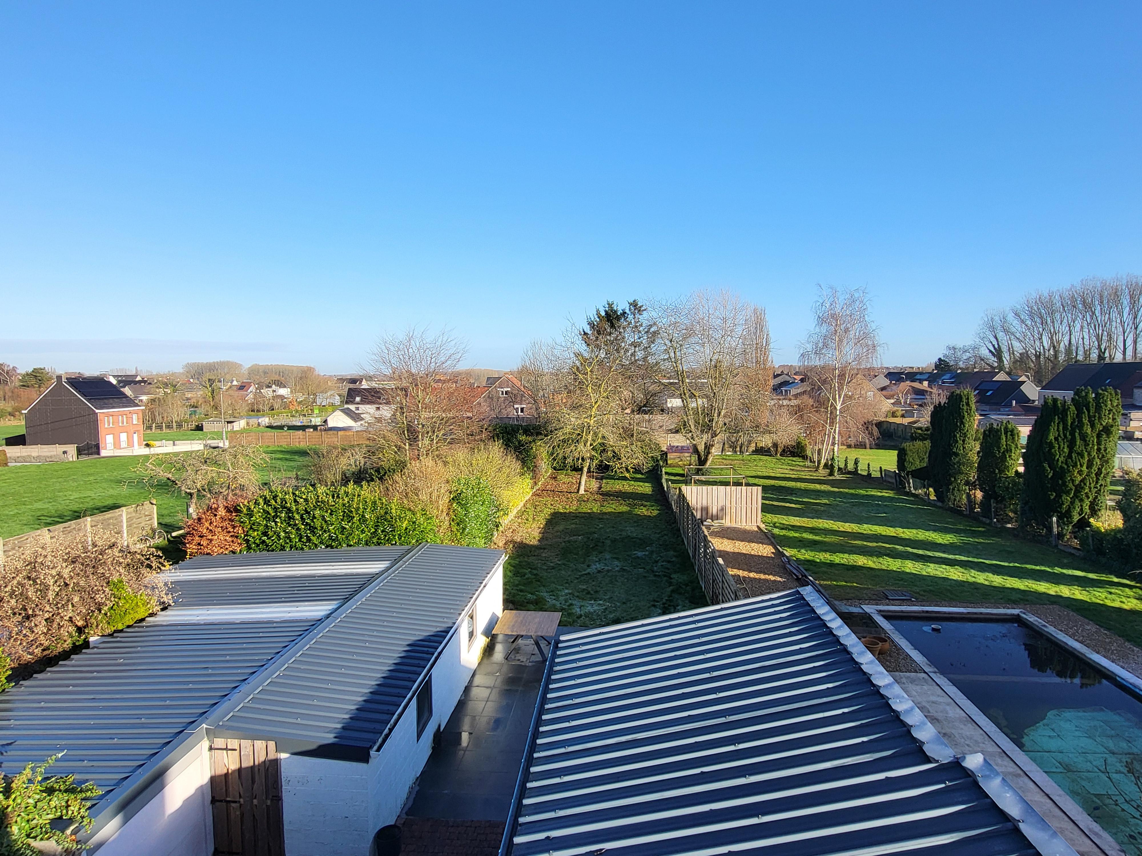 Deze landelijk gelegen woning met open uitzicht combineert ruimte, rust en wooncomfort op een perceel van 611 m².  foto 30