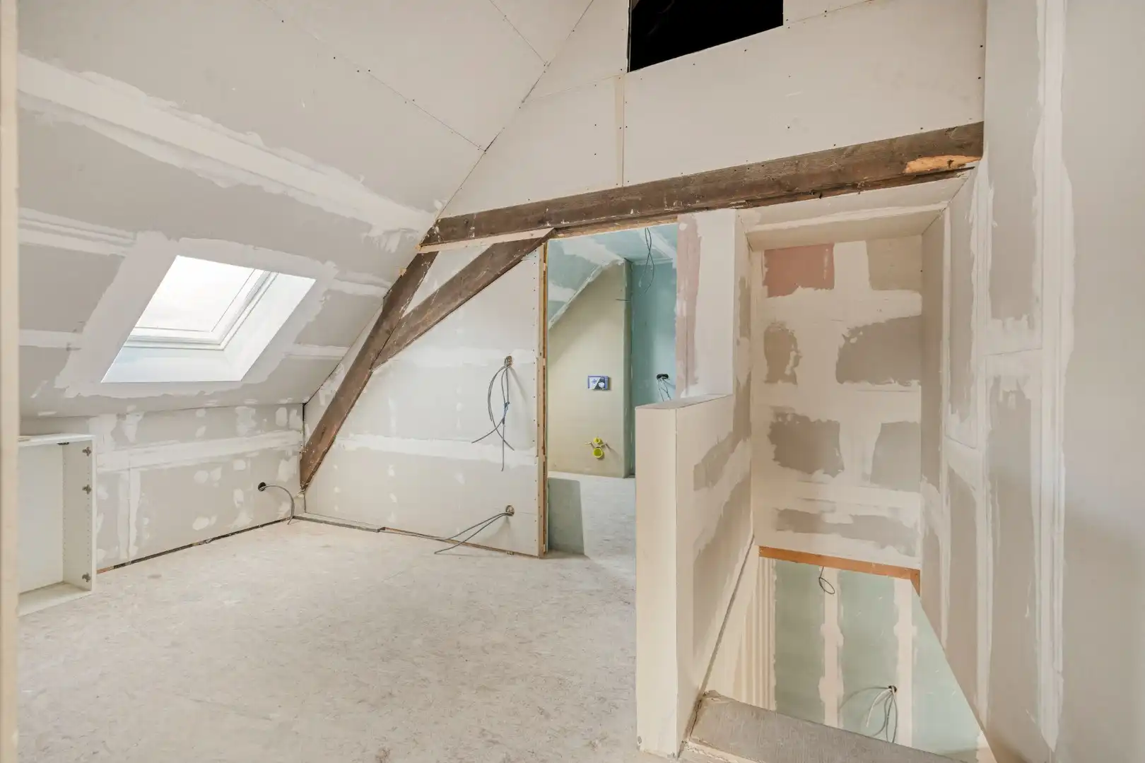 Commercieel pand met verder af te werken appartement en garage op topligging! foto 17