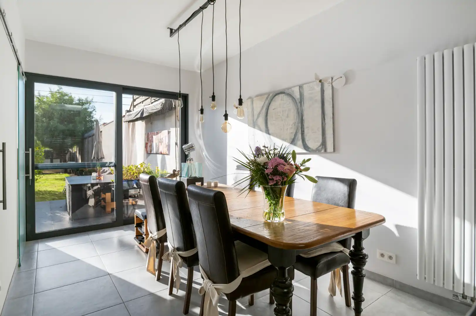 Verrassend ruim en energiezuinig wonen met een zonnige tuin in Schoten! foto 3