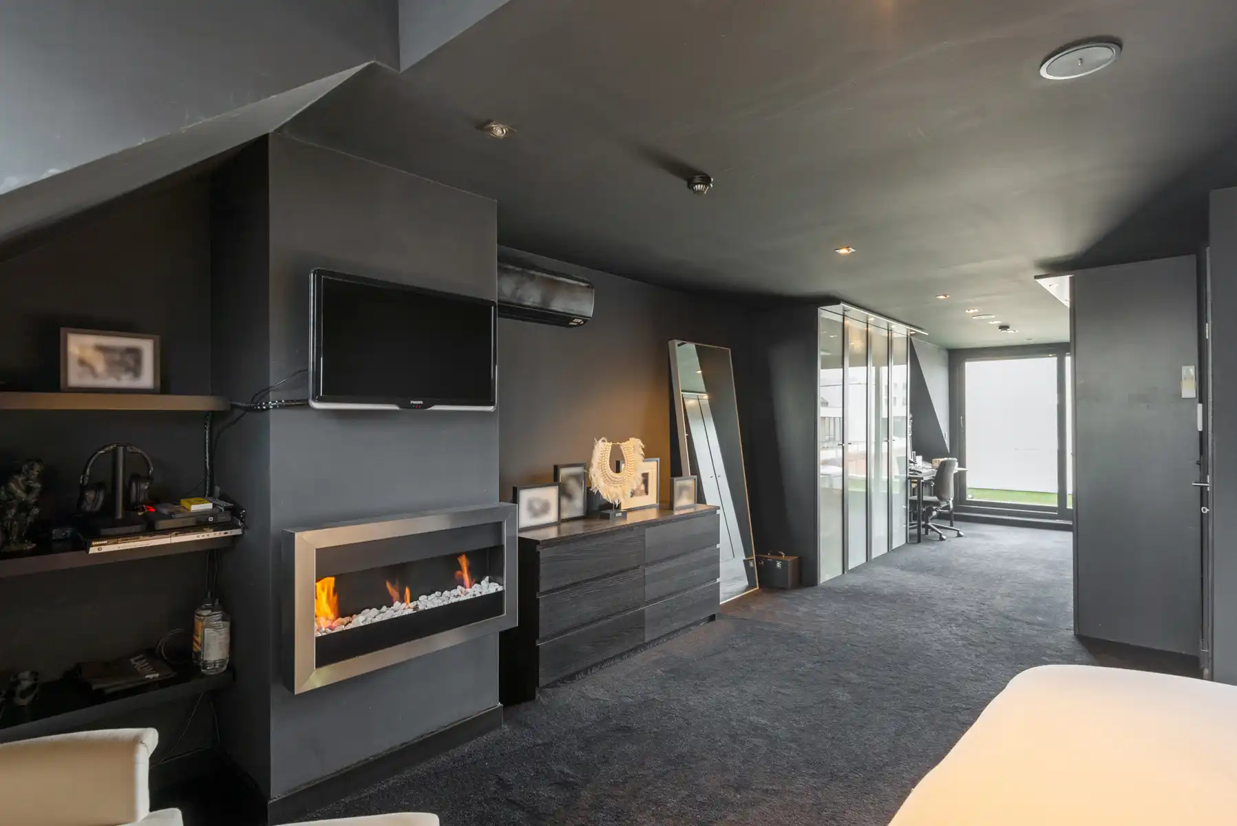 Degelijk gerenoveerde woning aan de Vesten te Lier. foto 11