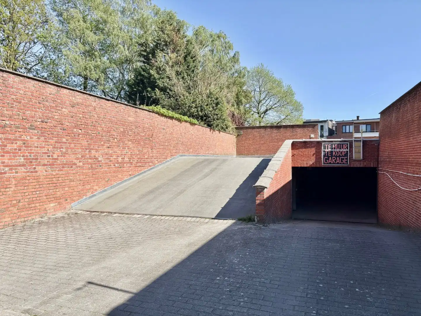 Ondergrondse garagebox met handmatige poort foto 2