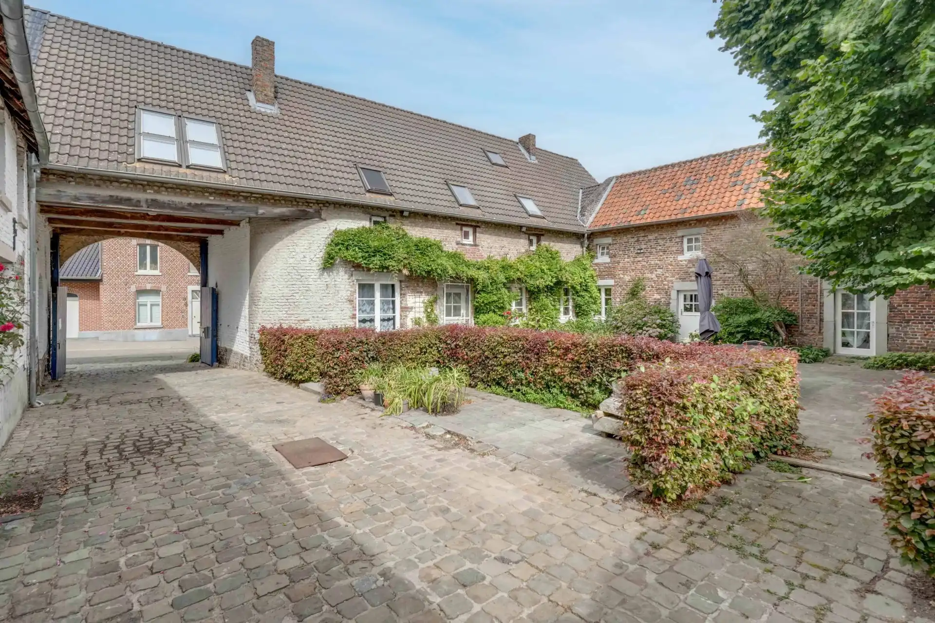 Karaktervolle vierkantshoeve met ruime binnenkoer foto 13