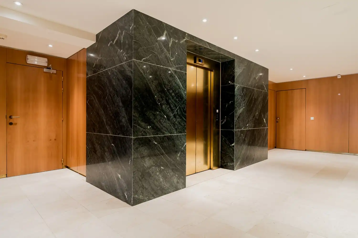 Ruim appartement op strategische locatie met veel lichtinval foto 22