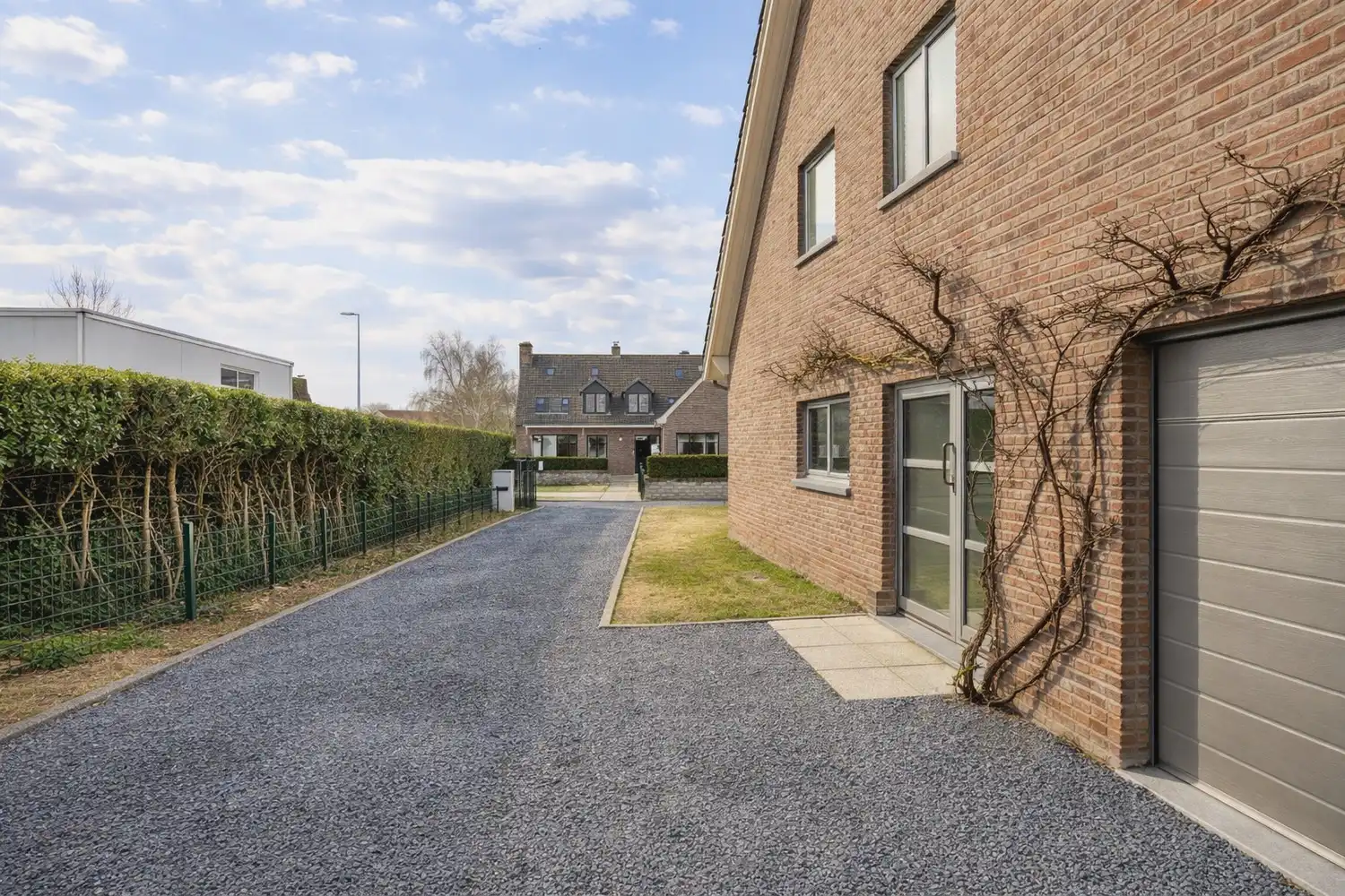 Gerenoveerde gezinswoning met 4 slaapkamers, garage en grote zonnige tuin rustig gelegen vlakbij het centrum van Lochristi. foto 3