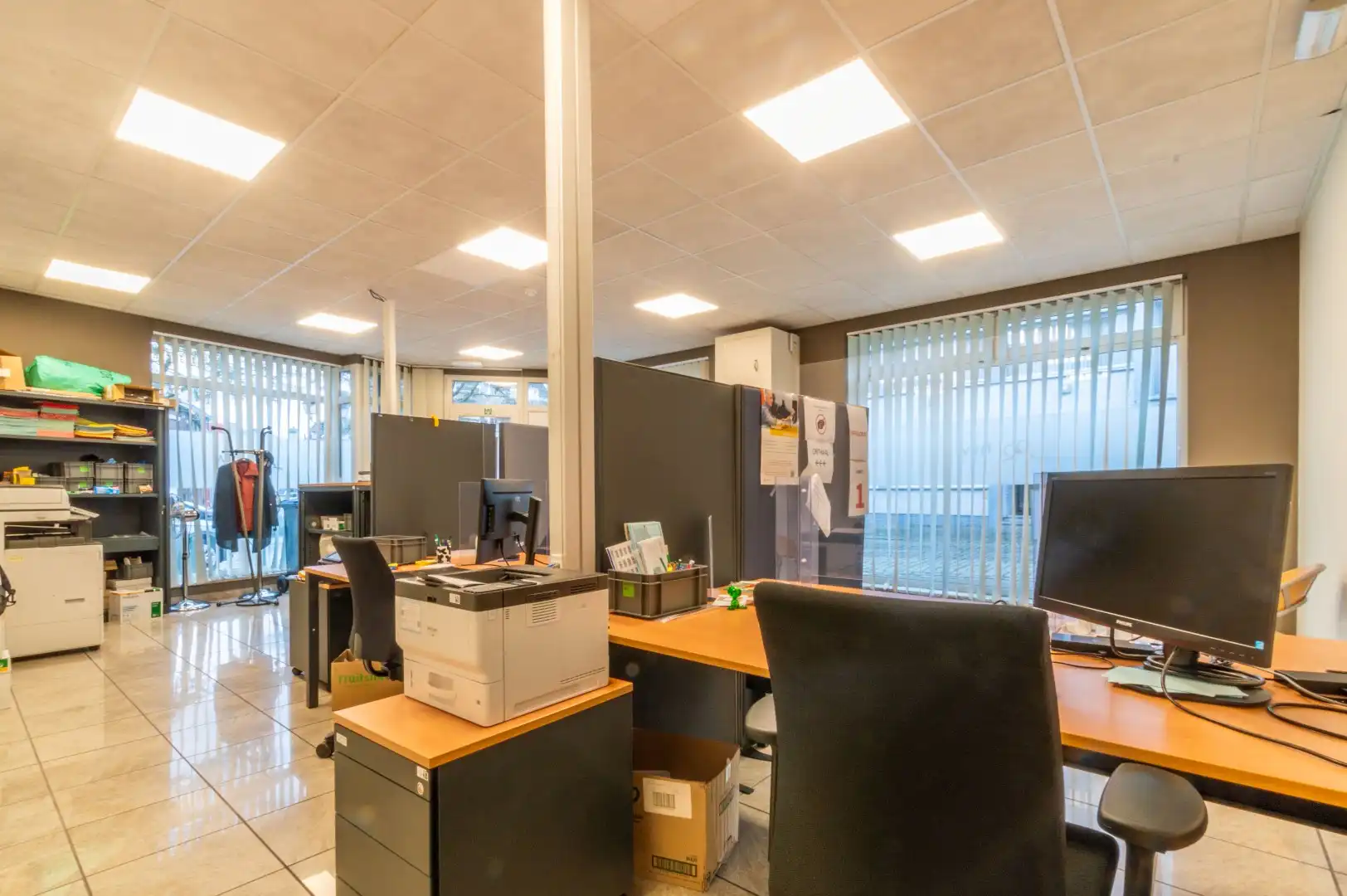 Recent en lichtrijk handels-/kantoorgelijkvloers ! (EPC: B) foto 6