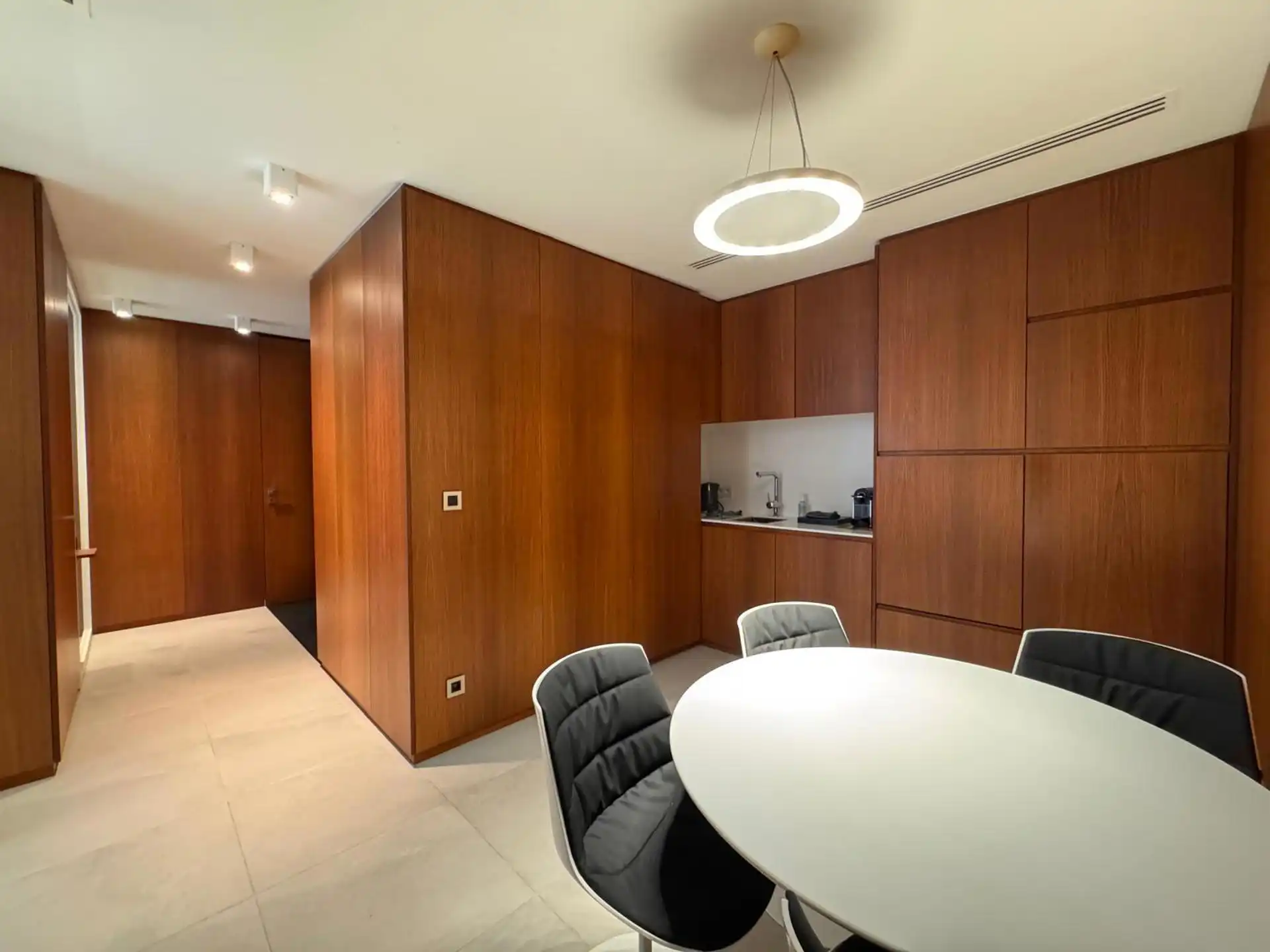 Instapklaar kantoor in de Diamantwijk te Antwerpen foto 10