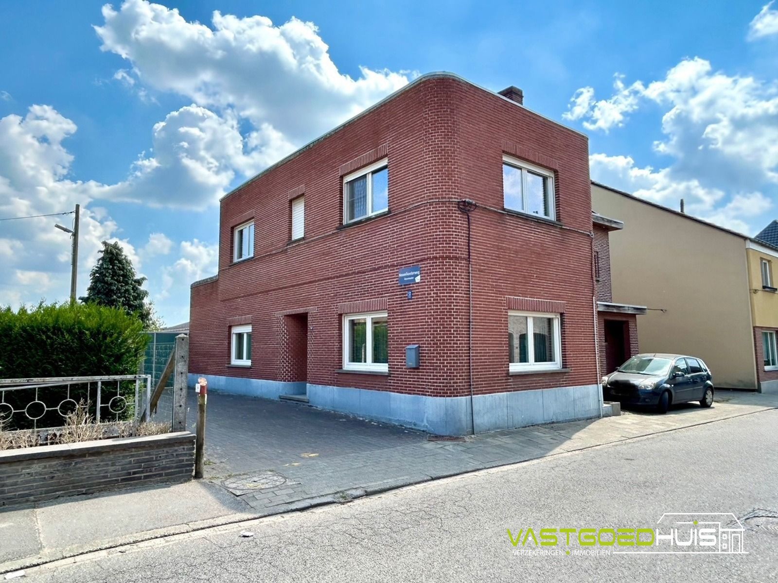 Ruime gezinswoning met garage en tuin foto 2