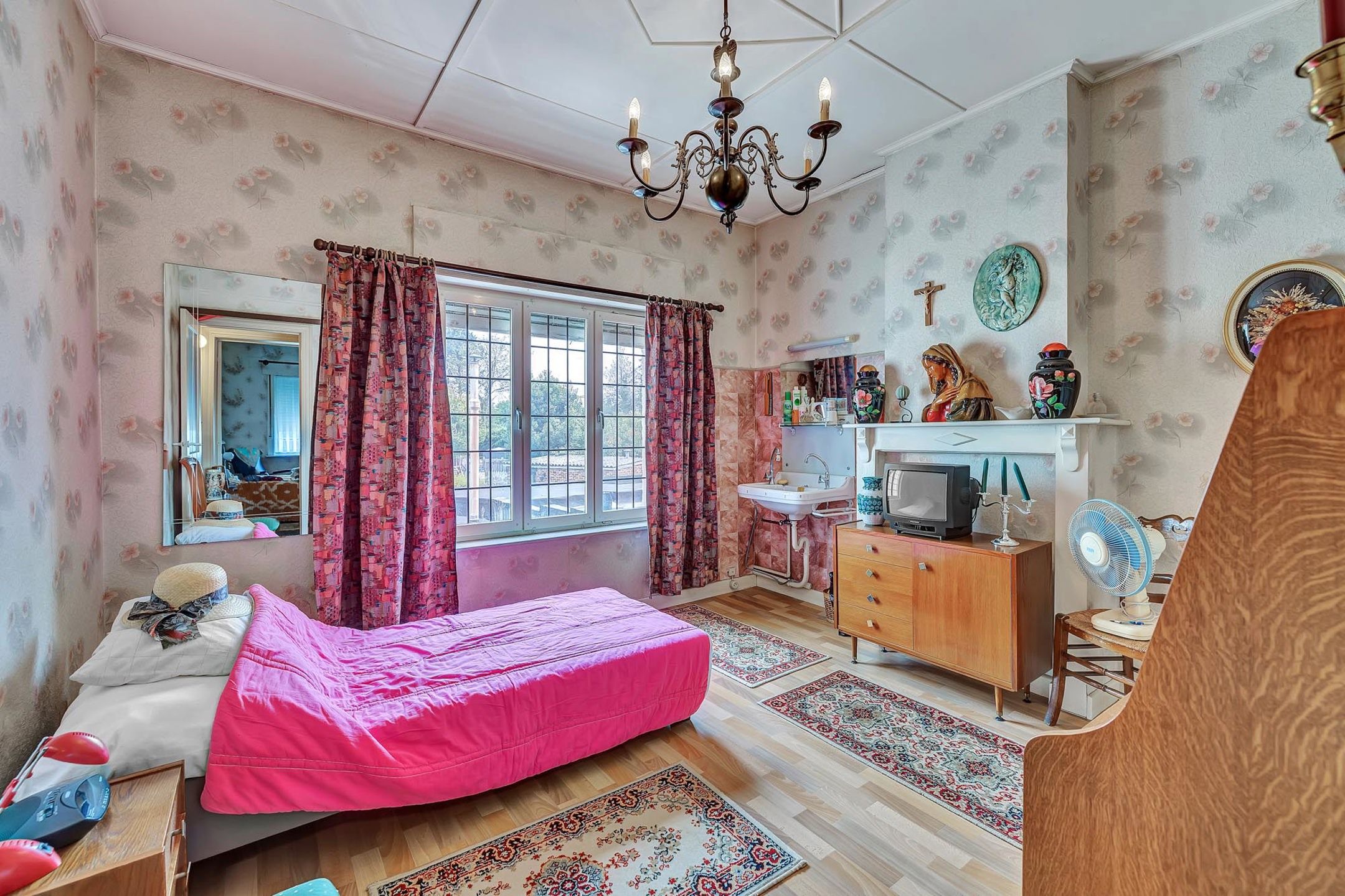 Te renoveren woning met tuin en perceel met garage foto 16