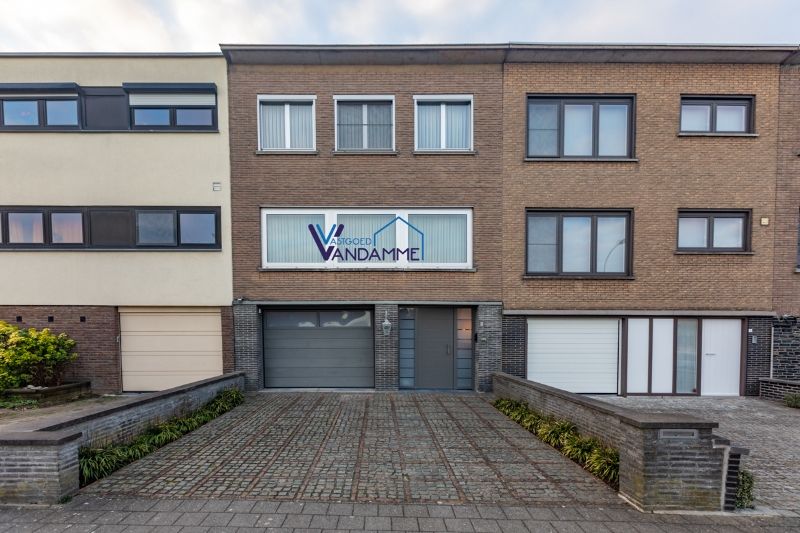 Tot in de puntjes onderhouden woning met 3 slaapkamers, ruime garage en tuin (ENERGIELABEL C). foto {{pictureIndex}}