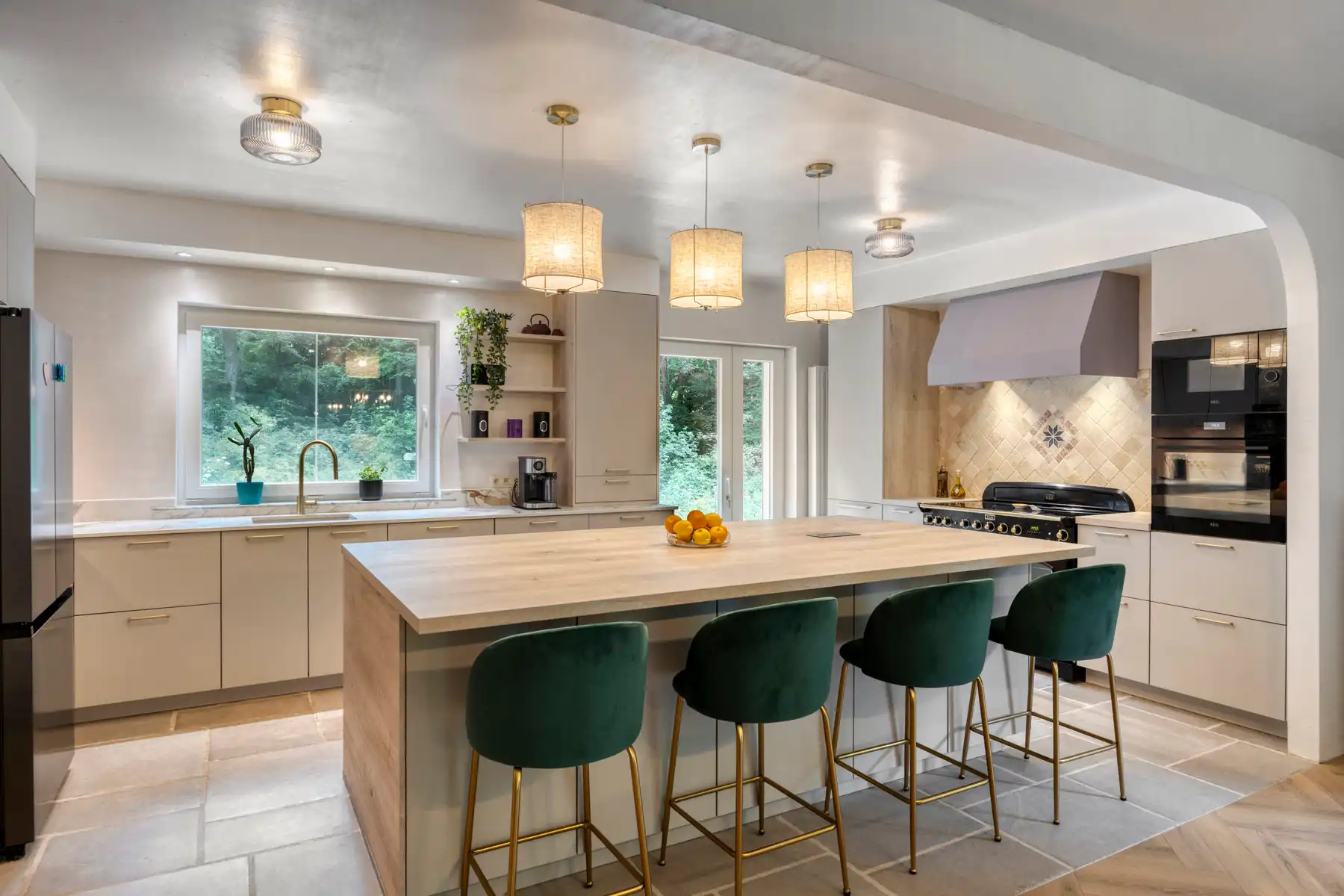 Zeer ruime gerenoveerde woning (± 398 m²) op een perceel van ± 60 are in het prestigieuze Bois de Strihoux foto 8