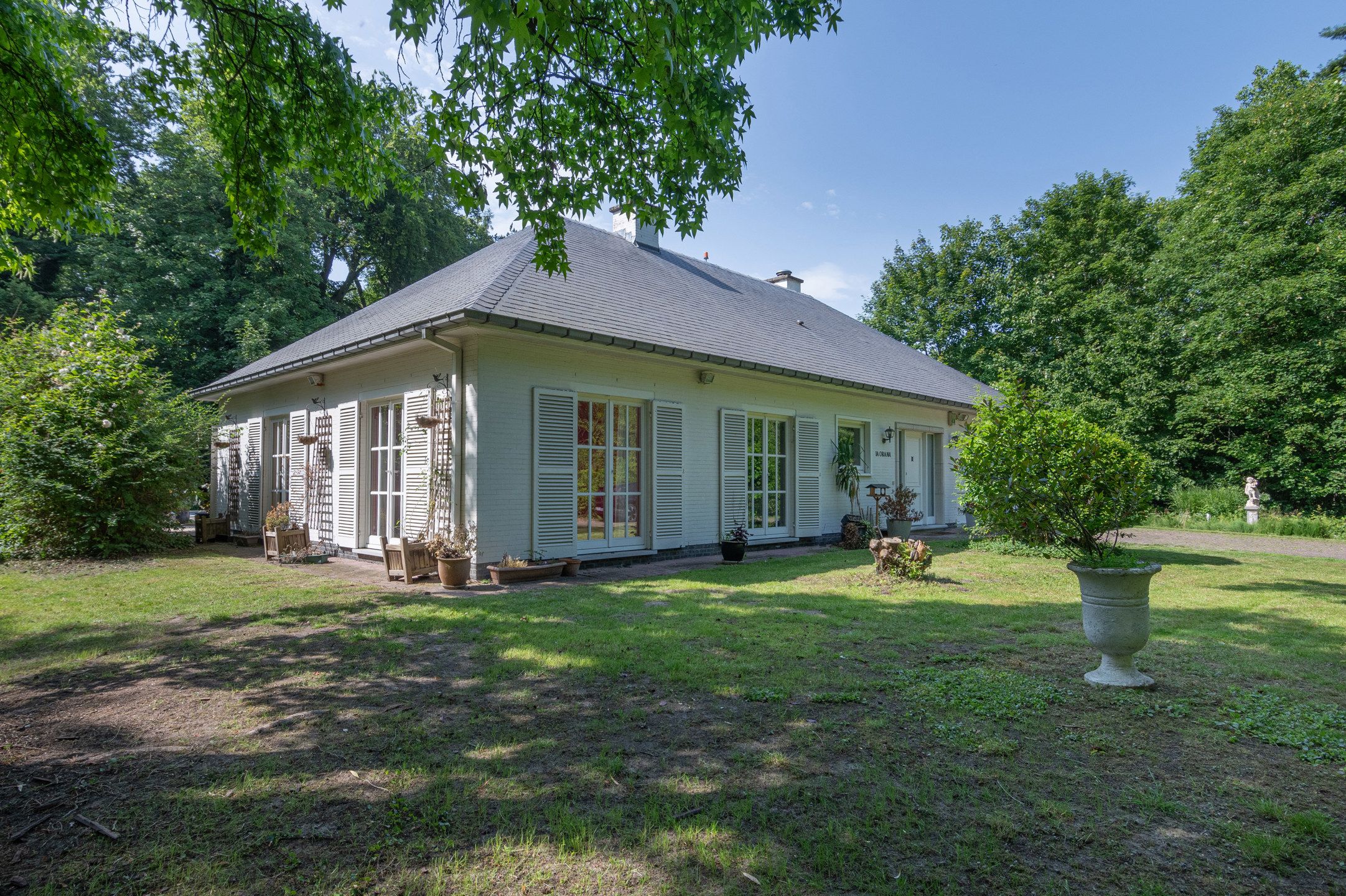 Riante jaren 80 villa in een groene omgeving  foto 3