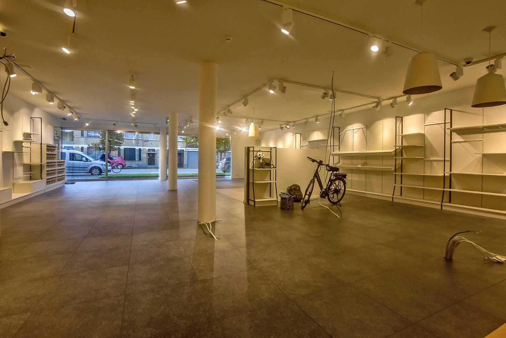 Gerenoveerd ruim handelsgelijkvloers te huur (324m²) in het centrum van Diksmuide.  foto 7