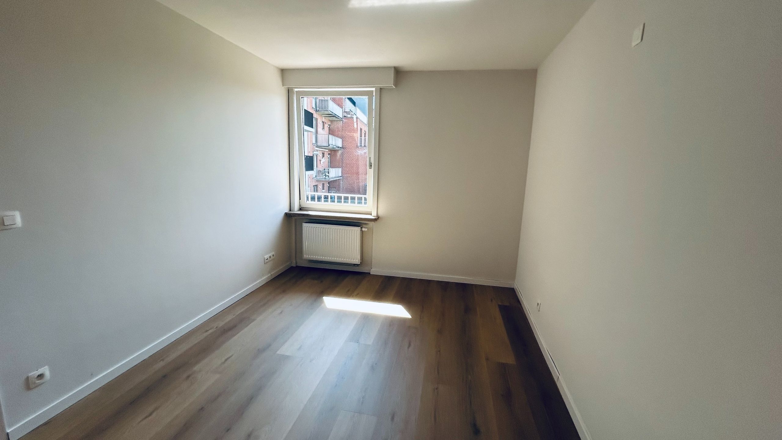 Ruim gerenoveerd appartement met autostaanplaats en berging in centrum Kortrijk foto 5