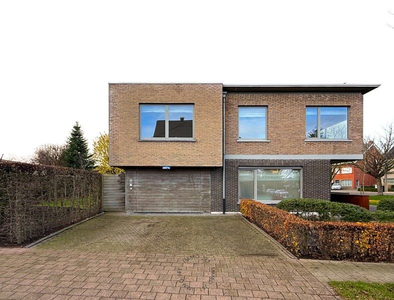 Ruime bel-etagewoning met 3 slaapkamers, tuin en garage foto {{pictureIndex}}