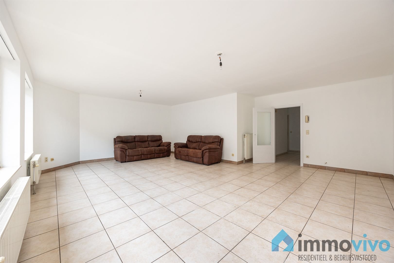 Licht op te frissen gelijkvloersappartement met 2/3 slaapkamers, tuin en garage. foto 2