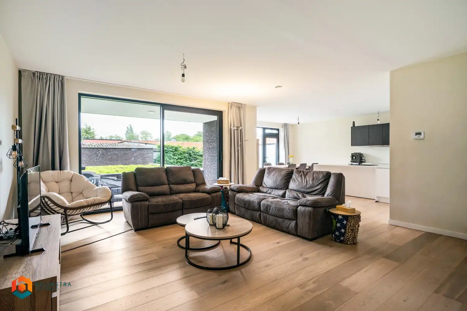 Gelijkvloers energiezuinig app. met 2 slpkrs, 2 terrassen en garagebox foto 2