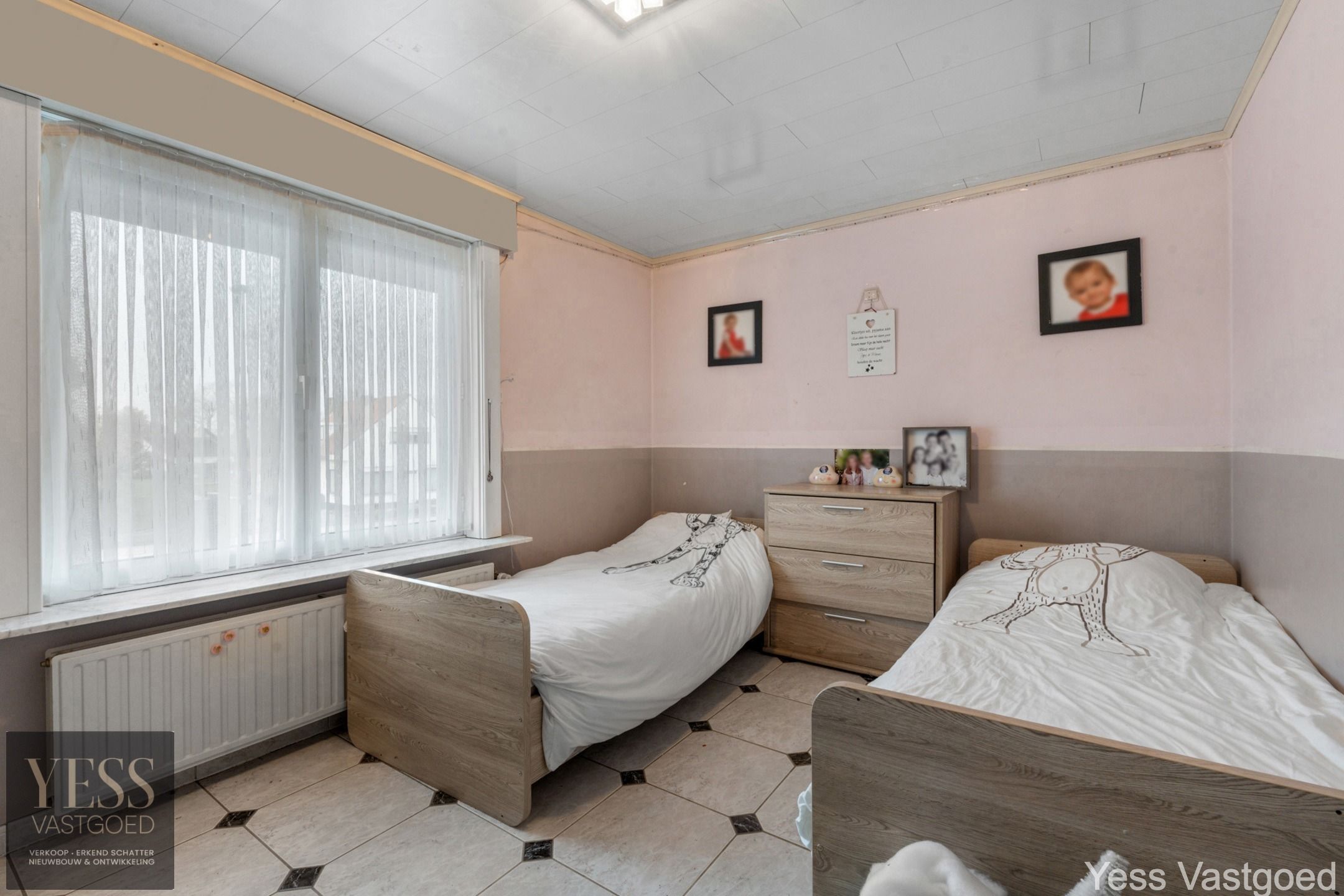 Ruime woning met een commerciële ruimte en loods! foto 17