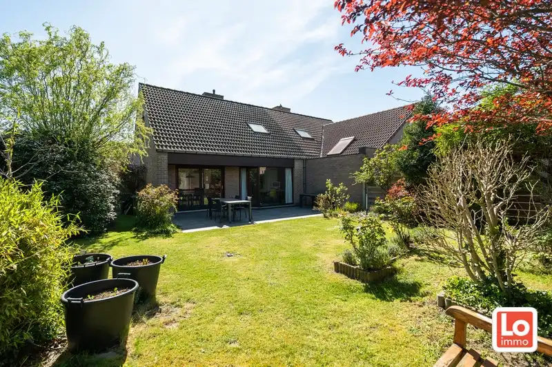 Instap klare halfopen woning met gezellige stadstuin nabij het centrum van Oostakker! foto 3