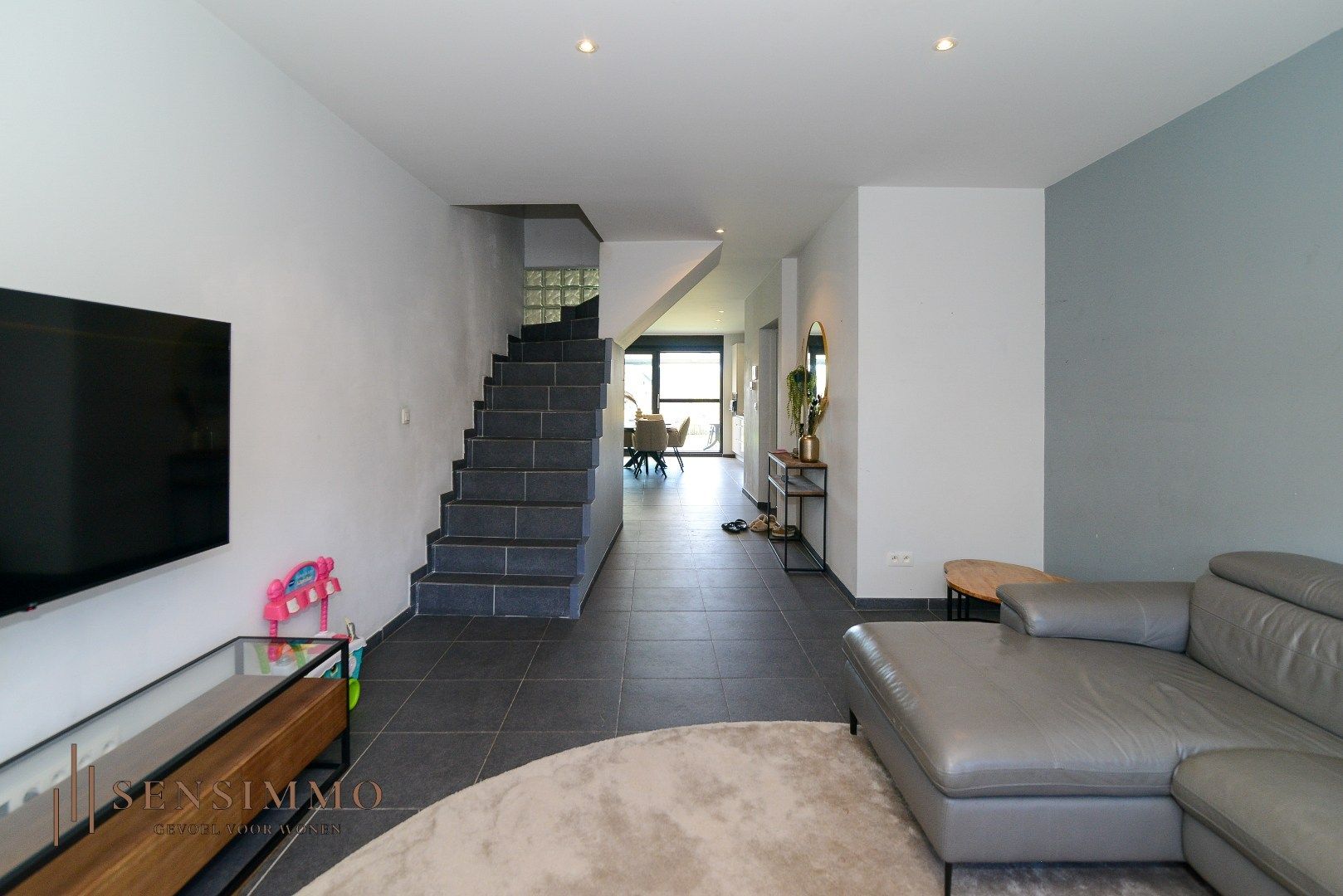 Mooie afgewerkt triplex met 3 slaapkamers, terras en parking foto 3