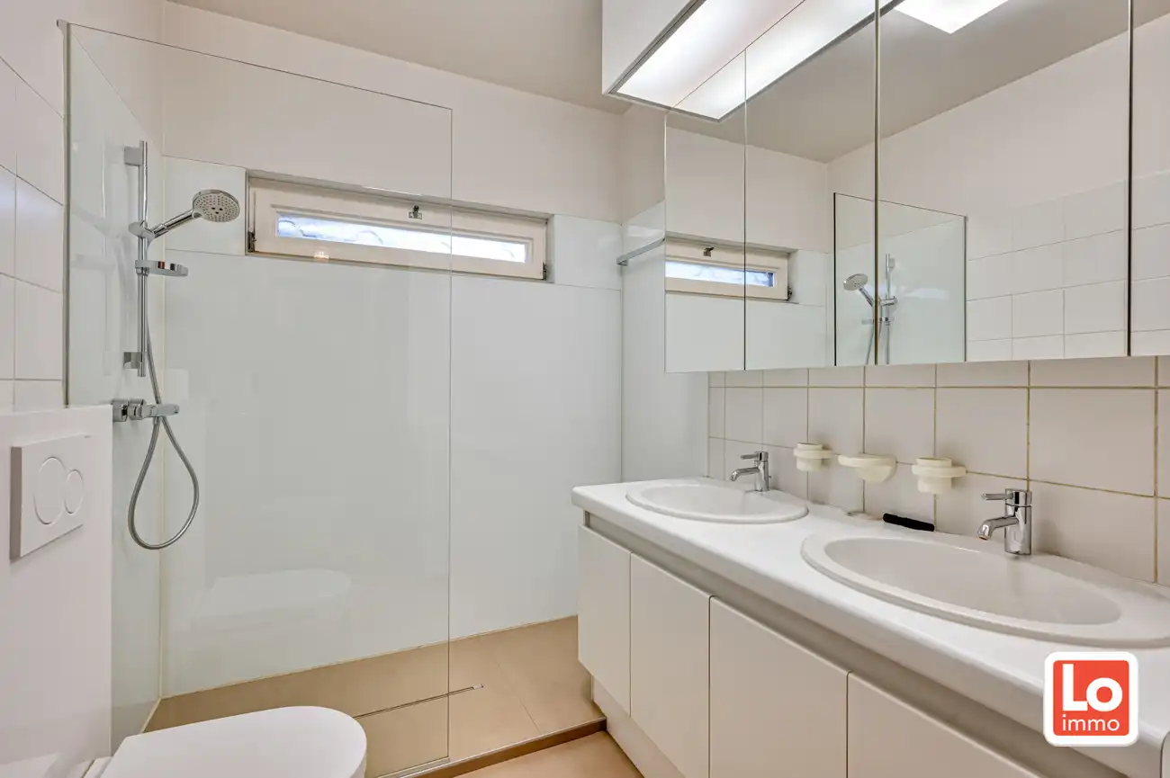 VERKOCHT! Goed onderhouden op te frissen gelijkvloerse woning met inpandige garage in een rustige straat nabij het centrum van Zelzate! foto 12