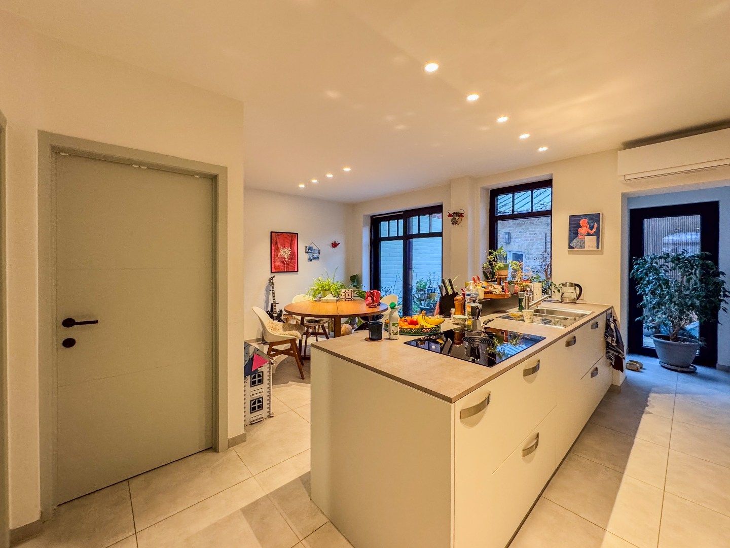 Woning met 3 slaapkamers, garage en gezellig stadstuintje met berging. foto 10