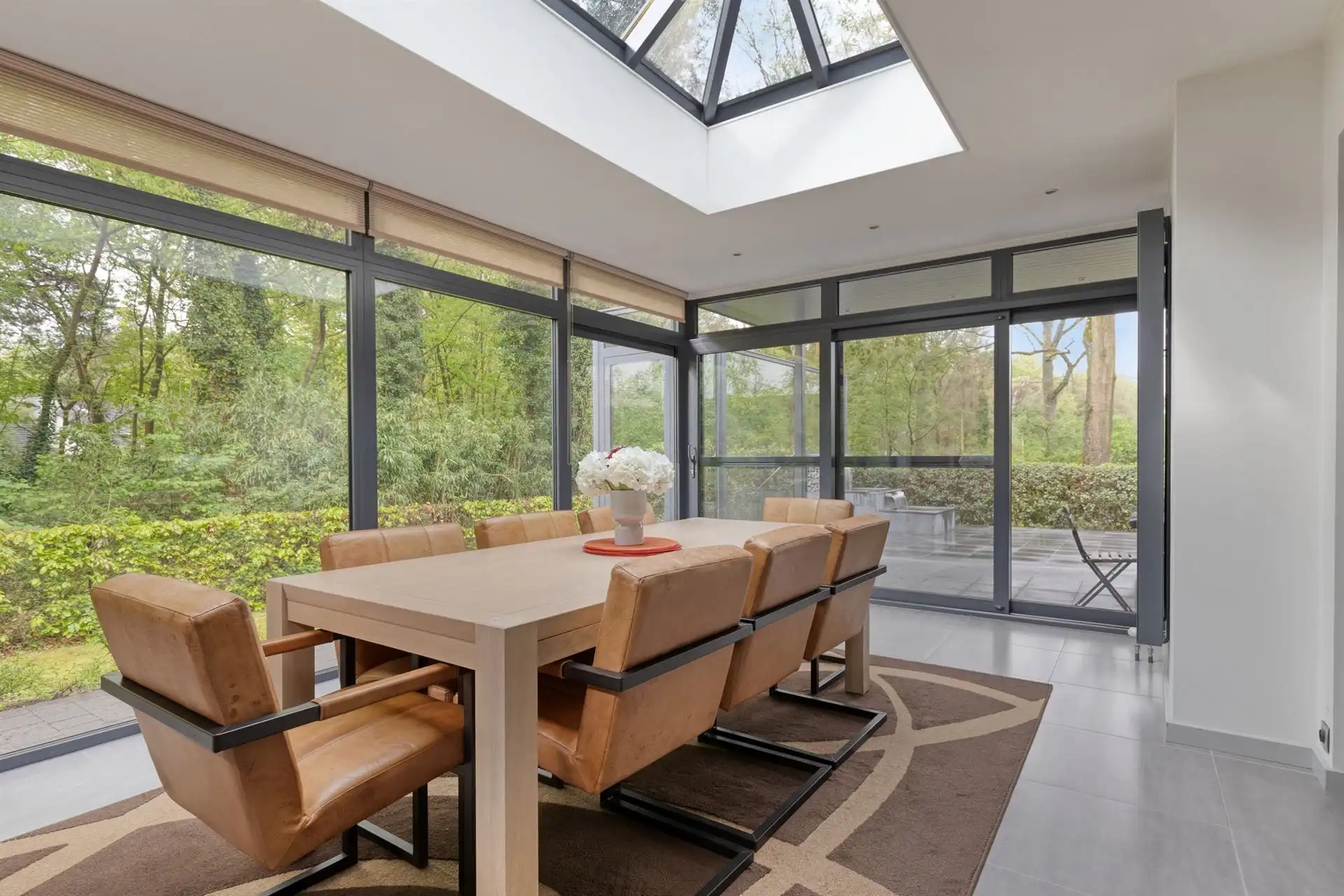 Charmante villa van 424 m² met 4 slpks, royale garage en tuin! foto 3