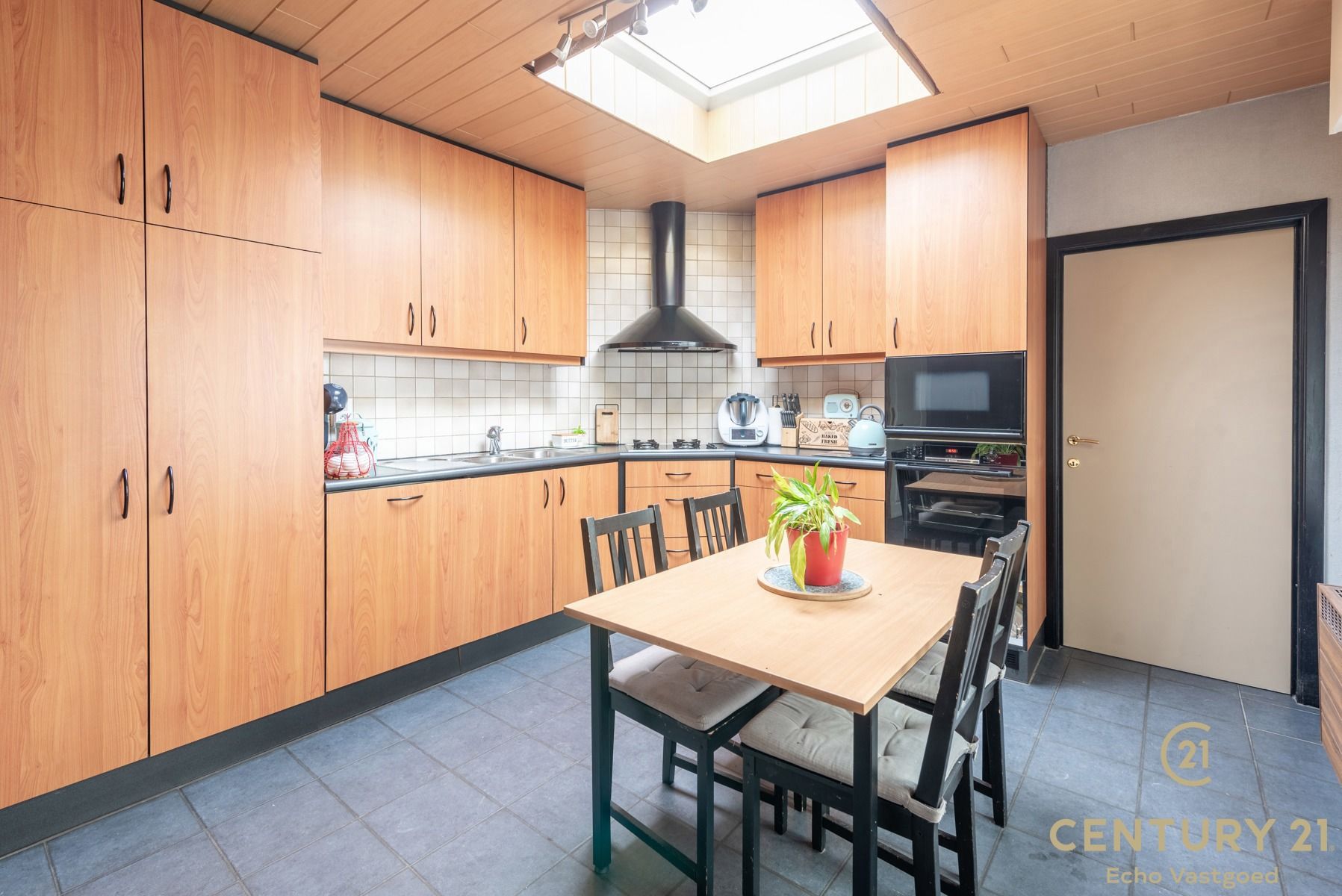Charmante deels gerenoveerde woning met gezellige tuin foto 12