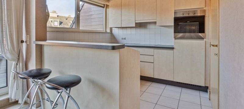 Roeselare-centrum. Lichtrijk 2-slaapkamerappartement in hartje Roeselare met vooraan en achteraan prachtige terrassen. Overal dichtbij en op 4 hoog gelegen ! foto 5