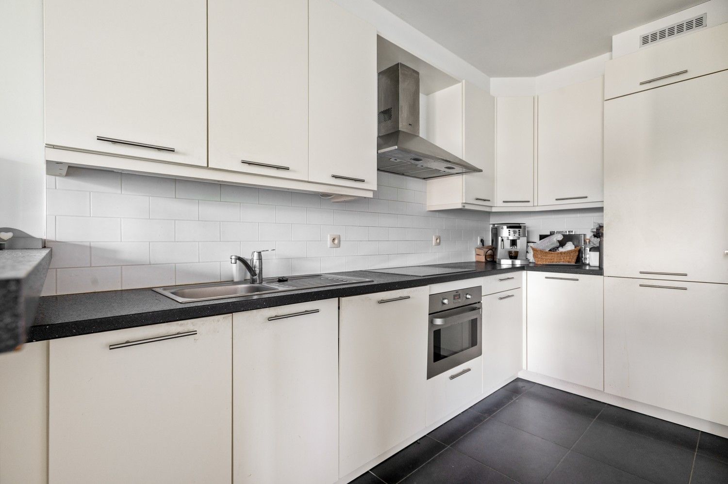 Instapklaar appartement met terras en 2 slaapkamers op centrale ligging in Wijnegem foto 5