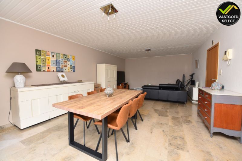 Te Huur: Ruim 2-slaapkamer appartement met terras en garage in Sijsele foto {{pictureIndex}}