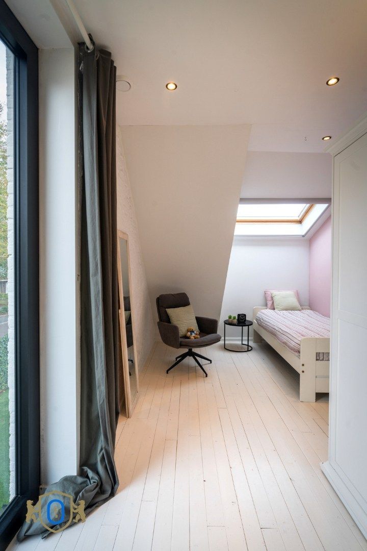 Halfopen 3-slpkr woning met tuin & carport foto 21