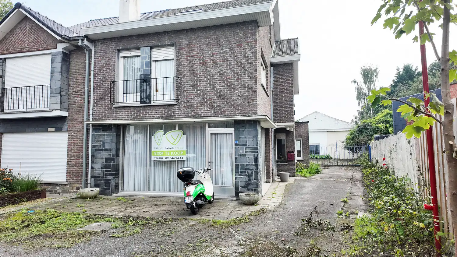 Ruime gezinswoning te koop in Eeklo met 3 slaapkamers met een ruime loods achteraan, die perfect voor een combinatie van comfortabel wonen en werken kan zijn. foto {{pictureIndex}}