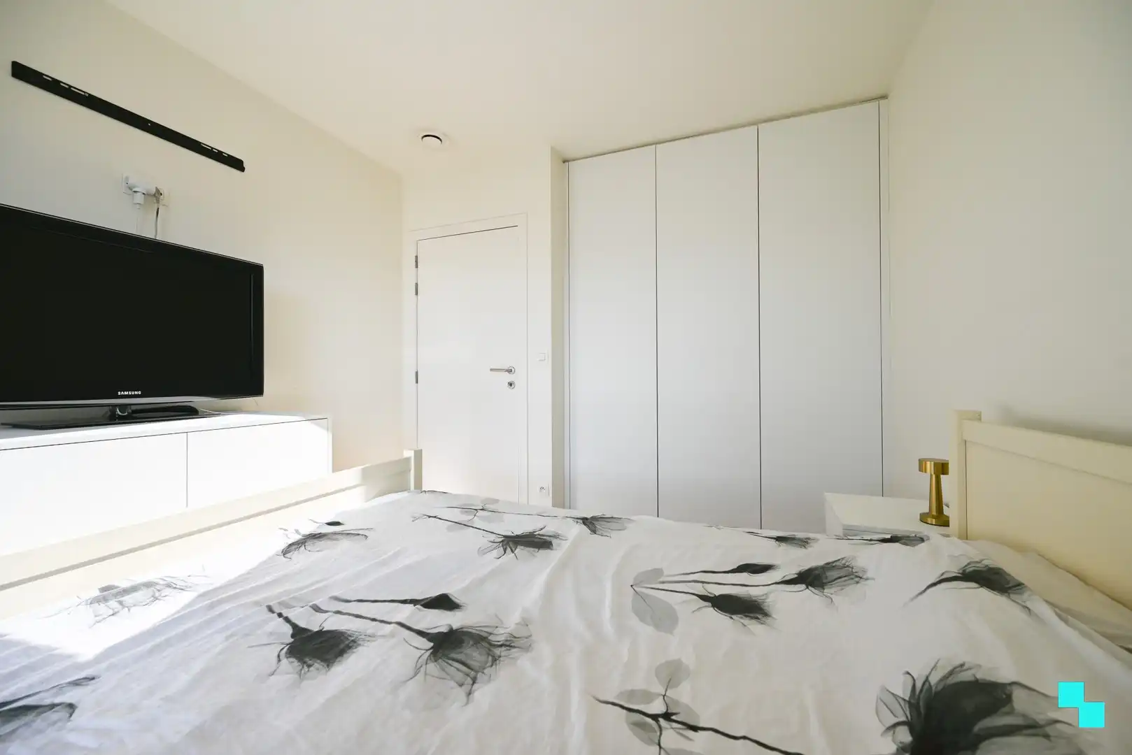 Instapklaar appartement met divers maatmeubilair te Izegem (Emelgem) foto 16
