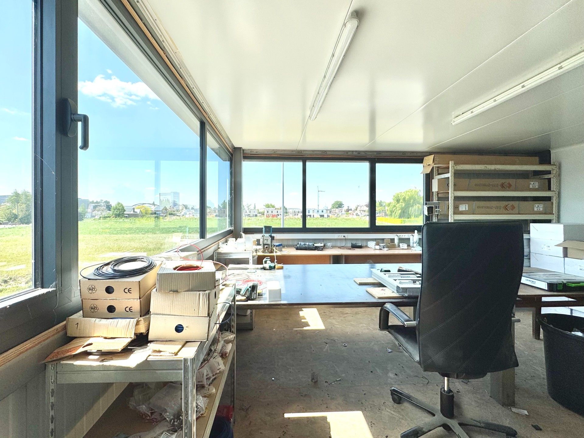 MAGAZIJN MET BURELEN/ SHOWROOM foto 14