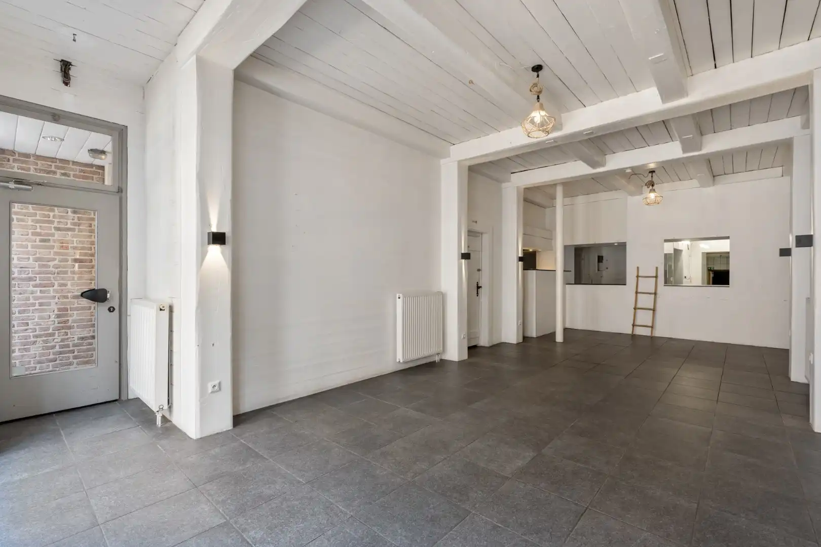 Polyvalent handelspand (restaurant, afhaalrestaurant, wijnbar,  kantoor, winkel...) gelegen op 100 meter van de historische markt van Maaseik!  foto 2