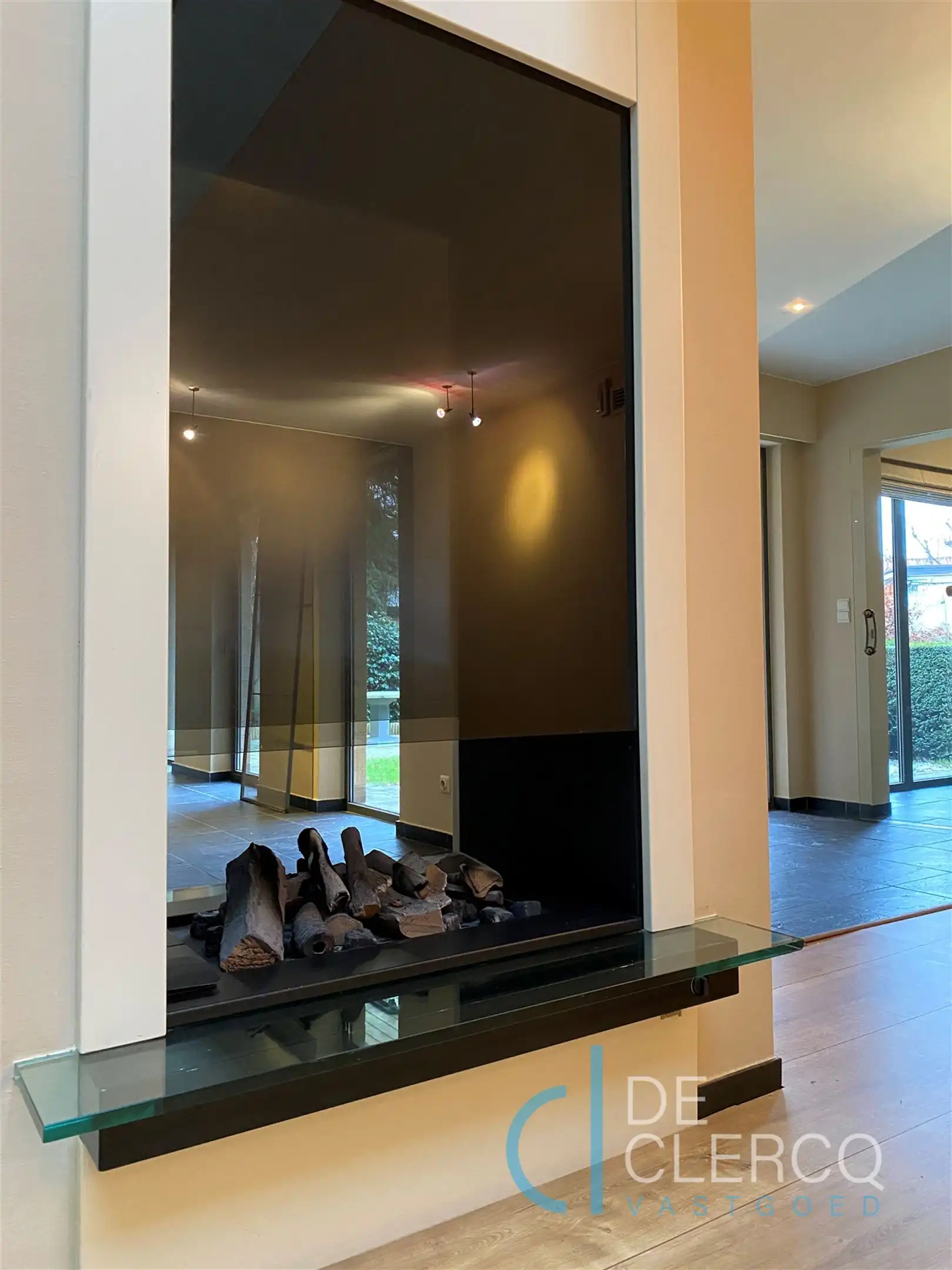 Karaktervolle woning verscholen in een rustige omgeving langs de Antwerpsesteenweg te Oostakker!  foto 3