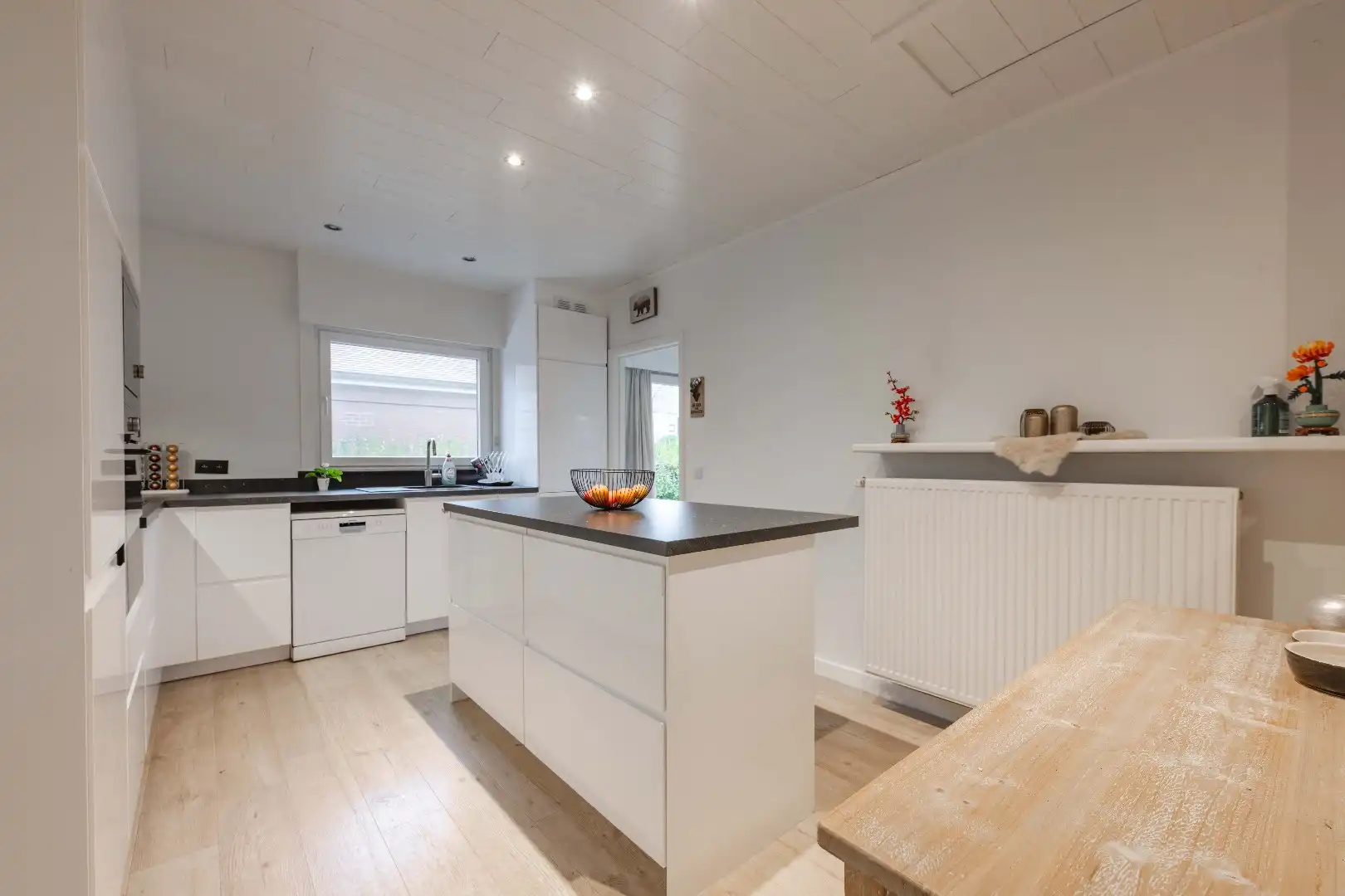 GUNSTIG GELEGEN ALLEENSTAANDE  WONING OP 405 m² | 3 SLPKS foto 2