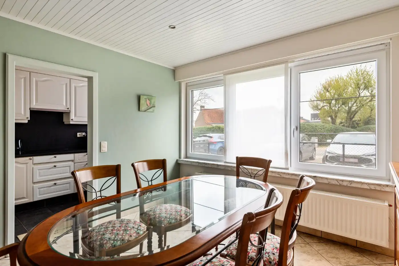 Keurig gelijkvloers appt. met 2 slpk., terras, voortuintje en garagebox foto 4