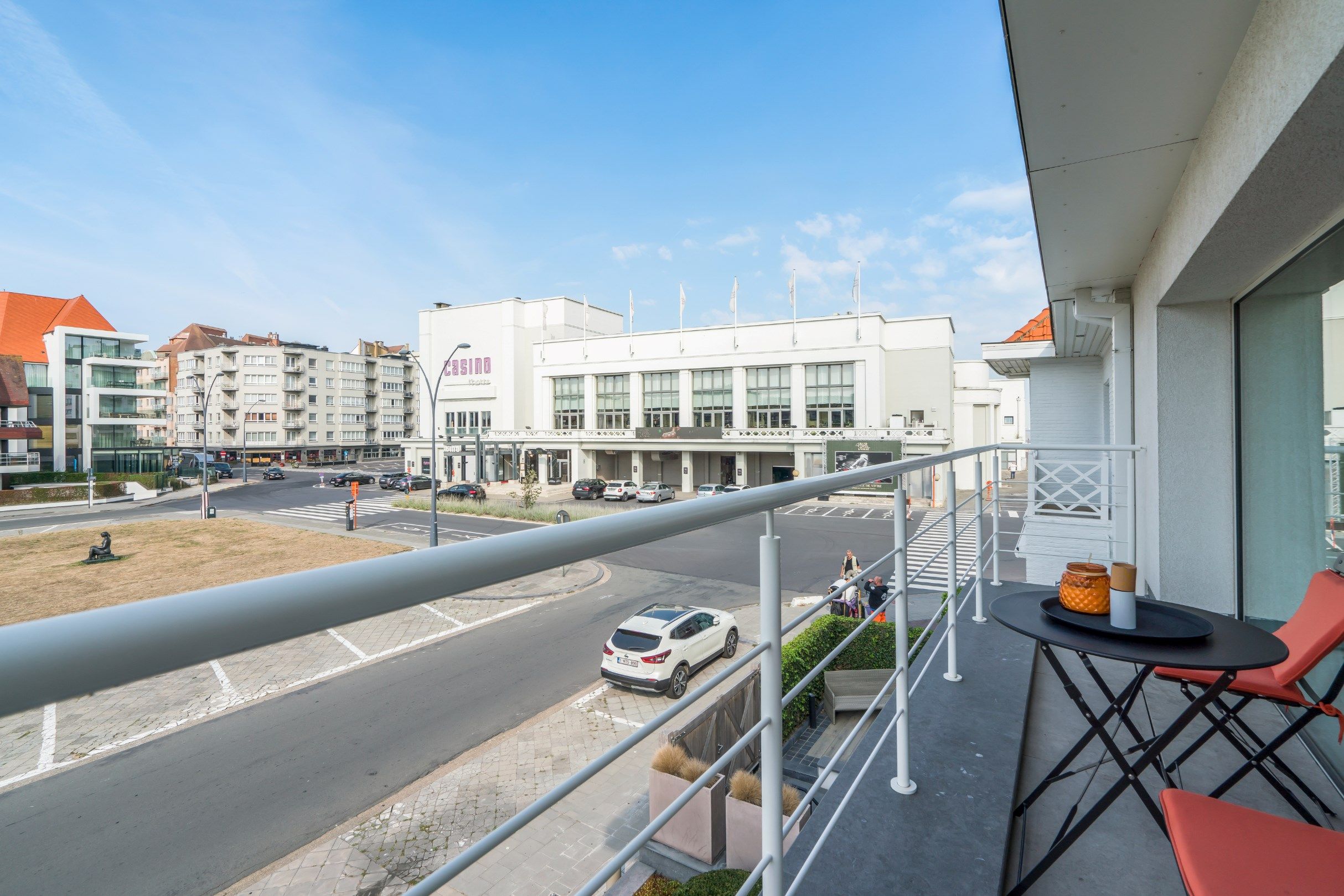 Uitzonderlijke luxueuze afgewerkte koppelvilla met een zeer ruime garage gelegen op nog geen 100 stappen van de zee.  foto 19