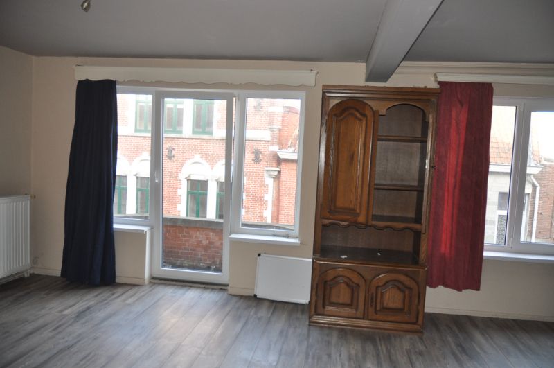 Woning dichtbij het centrum thans ingedeeld in 3 appartementen. foto {{pictureIndex}}