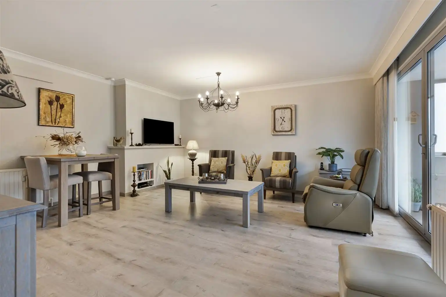 Ruim gelijkvloers 2-slaapkamer appartement met overdekt terras, ondergrondse autostaanplaats en aparte berging, gelegen vlakbij het centrum van Maaseik. foto 2