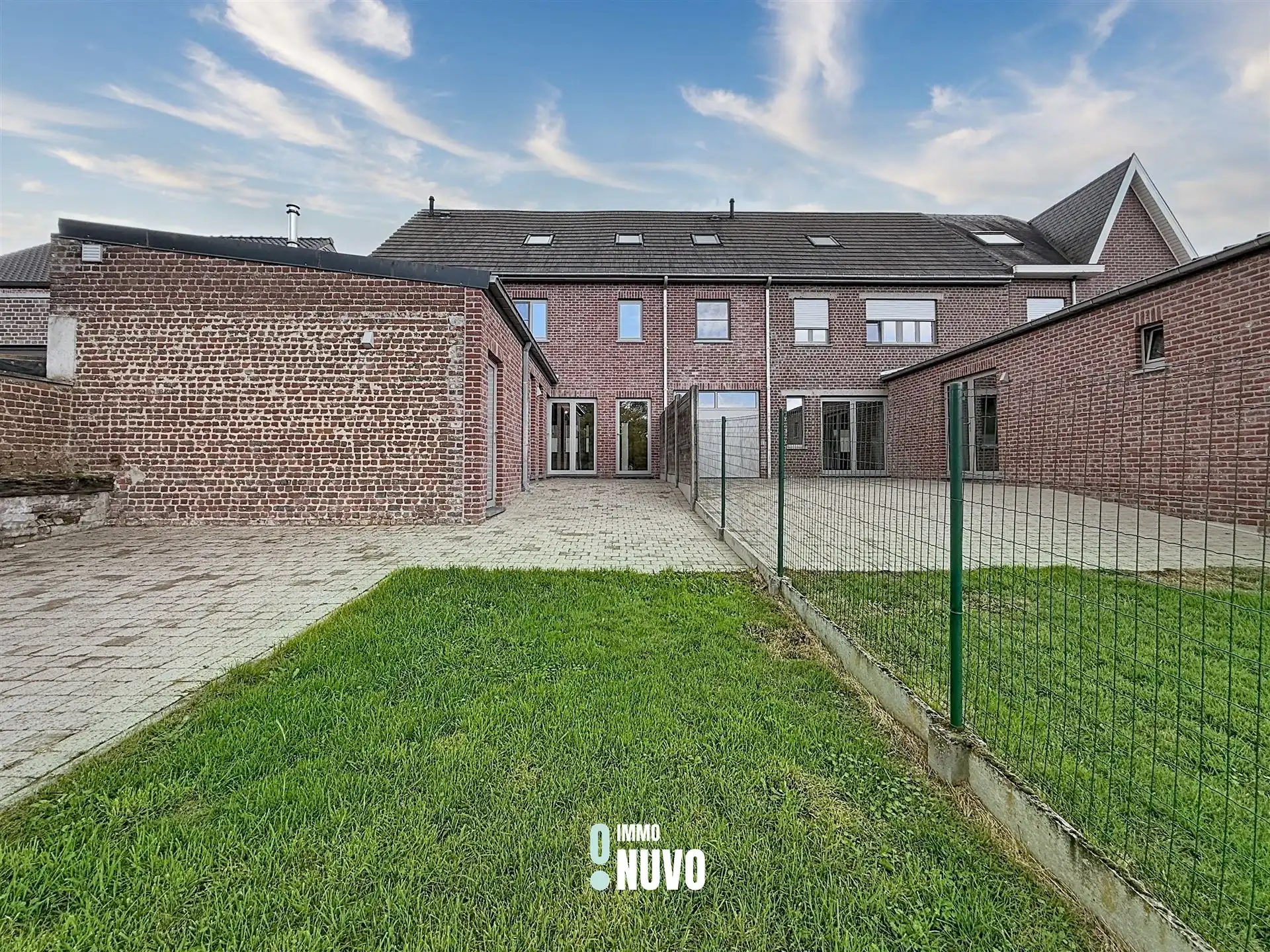 Gezinswoning met 3 slaapkamers, bureau, tuin en garage foto 8